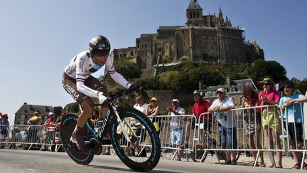 Le cycliste fran&ccedil;ais&nbsp;Jean-Christophe P&eacute;raud passe devant le Mont-Saint-Michel lors d'une &eacute;tape du Tour de France, le 10 juillet 2013. (JEFF PACHOUD / AFP)