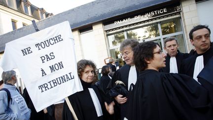 Des avocats du barreau de Saumur&nbsp;(Maine-et-Loire) protestaient, le 18 octobre 2007, contre la fermeture de leur tribunal de grande instance. (MAXPPP)