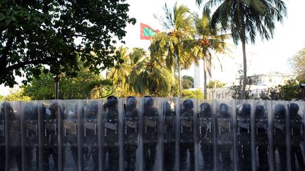 La police est intervenue pendant une manifestation organis&eacute;e par les partisans de l'ancien pr&eacute;sident Mohamed Nasheed, le 8 f&eacute;vrier 2012 &agrave; Mal&eacute; (Maldives).&nbsp; (ISHARA S. KODIKARA / AFP)