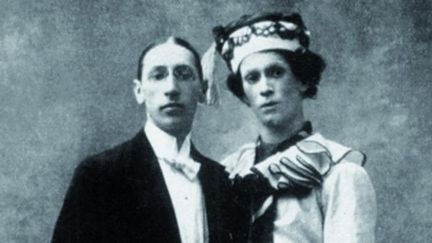 Igor Stravinsky et Vaslav Nijinski habillé en "Petrouchka" pour le ballet éponyme de Stravinsky et Michel Fokine, en juin 1911 © Rue des Archives / PVDE
