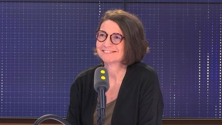 Anne Gillet, rédactrice en chef de Femme Actuelle Senior, voulait faire un "beau journal" avec de l'humour et un ton décalé. (FRANCEINFO / RADIOFRANCE)