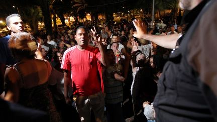 Des habitants de la R&eacute;union se sont rassembl&eacute;s vendredi 24 f&eacute;vrier devant la pr&eacute;fecture de Saint-Denis pour protester contre le co&ucirc;t de la vie.&nbsp; (RICHARD BOUHET / AFP)