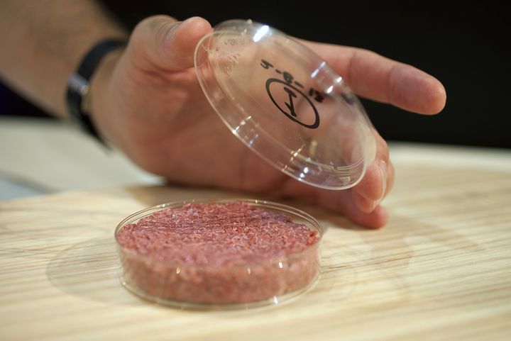 Un chercheur pr&eacute;sente le premier steak r&eacute;alis&eacute; &agrave; partir de cellules souches, le 5 ao&ucirc;t 2013 &agrave; Londres. (DAVID PARRY / REUTERS)