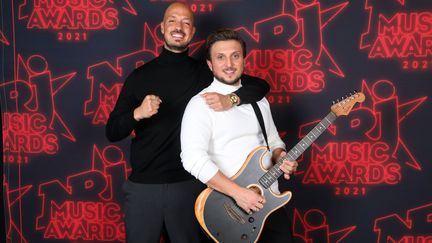 cFly et Carlito&nbsp;lors de la cérémonie des 23e NRJ Music Awards à Cannes le 20 novembre 2021 (SIPA)