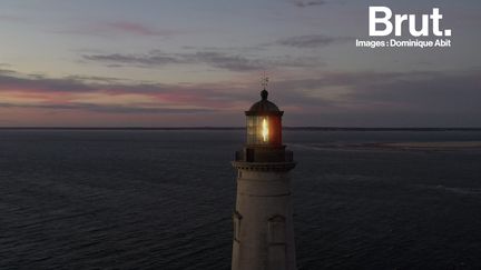 Brut s'est rendu sur le plus ancien phare de France toujours en activité, dans l'estuaire de la Gironde. Pierre et Thomas, ses gardiens, veillent sur ce lieu hors du commun. Ils racontent à Brut leur métier et leur quotidien.