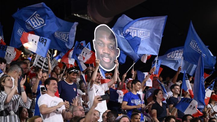 Des supporters français encouragent Maxime-Gaël Ngayap Hambou, le 31 juillet 2024, à l'Arena du Champ-de-Mars, à Paris. (HERVIO JEAN-MARIE / KMSP / AFP)