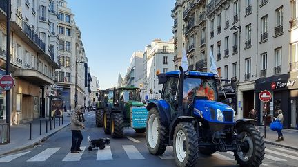 Des agriculteurs manifestent contre l'interdiction des néonicotinoïdes, à Paris, mercredi 8 février 2023. (Fabrice Rigobert)