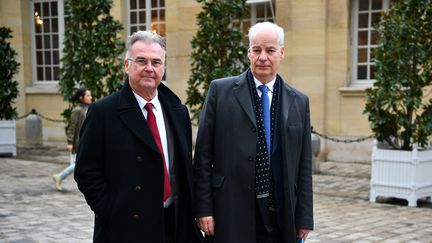 Michel Picon, président de l’Union nationale des professions libérales (G), le 10 janvier 2020 à Matignon (Paris). (CHRISTOPHE ARCHAMBAULT / AFP)