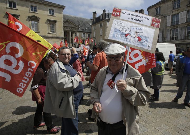 Des manifestants devant le tribunal de commerce de Poitiers (Vienne), le 23 mai 2017. (PASCAL LACHENAUD / AFP)