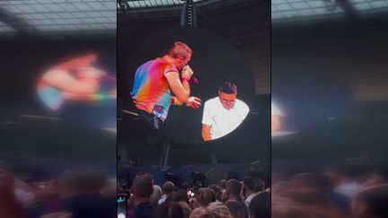 Le jeune Enzo a été invité à jouer au clavier sur scène lors du concert de Cold Play au stade de France à Paris. (FRANCE 3)