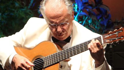 Le guitariste Pepe Romero sur le parvis de la basilique Saint-Michel à Menton.
 (Dulière/PHOTOPQR/Nice-Matin)