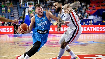 Le Slovène Luka Doncic (à gauche) face au Français Vincent Poirier, lors de la cinquième journée de la phase de poules de l'Eurobasket, à Cologne (Allemagne), le 7 septembre 2022. (MAXPPP)