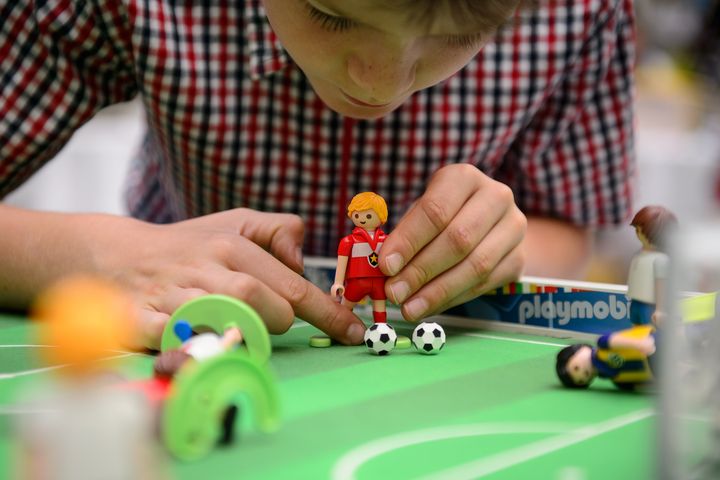 Un enfant joue avec des jouets Playmobil &agrave; Londres, le 12 juillet 2014. (LEON NEAL / AFP)