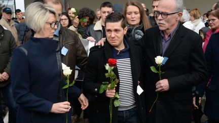 Jonathann Daval, le 5 novembre 2017, entre ses beaux-parents Isabelle et Jean-Pierre Fouillot, lors d'une marche blanche en hommage à son épouse, Alexia Daval, à Gray (Haute-Saône). (SEBASTIEN BOZON / AFP)