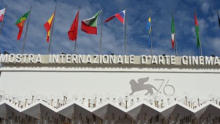 La 76e Mostra de Venise, à l'extérieur du palais du festival, en septembre 2019.&nbsp; (ALBERTO PIZZOLI / AFP)