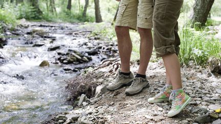 Un couple au bord d'un ruisseau. (MAXPPP)