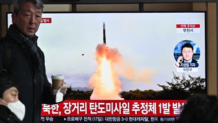 Un homme regarde un reportage sur le lancement d'un missile par la Corée du Nord, le 18 décembre 2023, dans une station de métro à Séoul (Corée du Sud). (ANTHONY WALLACE / AFP)