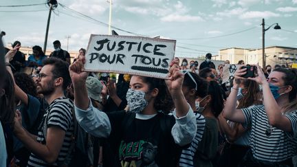 Des heurts ont eu lieu lors de la manifestation contre le racisme et les violences policières sur le parvis du tribunal de Paris, a constaté une journaliste de France Inter sur place. (BENO?T DURAND / HANS LUCAS)