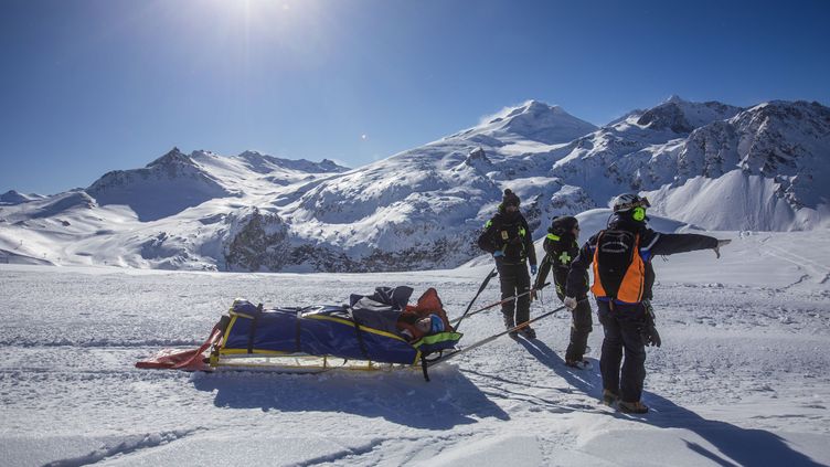 Le peloton de gendarmerie de haute montagne de Modane intervient sur les pistes de la station de Tignes pour évacuer un skieur blessé, à Bourg-Saint-Maurice, le 5 février 2020. (YANN FOREIX / LP / MAXPPP)