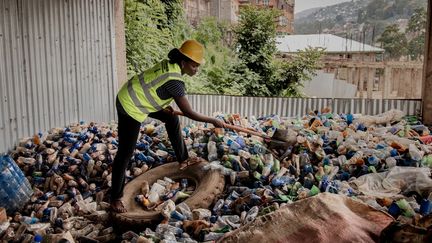 A 29 ans, Nicole Menemene est à la tête de l’entreprise privée Plastycor, qui ramasse avec son équipe des déchets plastiques pour en faire "des paniers, des pots de fleurs, des poubelles, des tabourets, des guéridons..." La société valorise ces déchets et les transforme en objets "utiles et beaux". Mais, selon Nicole Menemene, "le travail est fait à la main" et l'idéal serait de d'"industrialiser ce que nous faisons" pour contribuer à réduire "de 90% la pollution du lac Kivu". &nbsp; (GUERCHOM NDEBO / AFP)