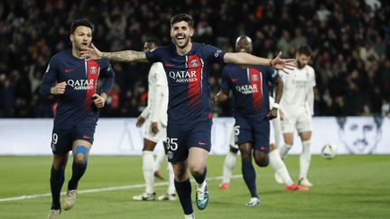 Lucas Beraldo célèbre son but contre Lyon avec le PSG, le 21 avril 2024 au Parc des Princes.  (GUILLAUME BAPTISTE / AFP)