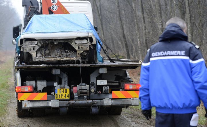 La voiture calcinée d'Anne Barbot est transportée par les gendarmes, le 29 mars 2013, à Saint-Michel-et-Chanveaux (Maine-et-Loire). (MAXPPP)