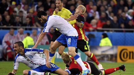 Les joueurs italiens Leonardo Bonucci et Marco Parolo aux prises avec l'attaque belge, le 13 juin à 2016, à Lyon (Rhône). (DIRK WAEM / BELGA MAG)