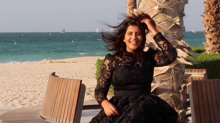 La militante saoudienne Loujain al-Hathloul pose sur une plage, sur cette photo postée sur son compte Facebook, le 6 août 2019. (FACEBOOK / AFP)