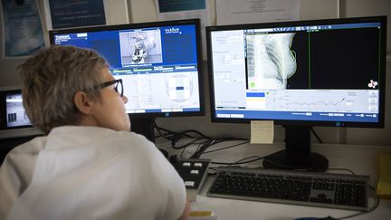 Un m&eacute;decin &eacute;tudie une mammographie dans un h&ocirc;pital suisse, le 30 janvier 2015. (AMELIE-BENOIST / BSIP / AFP)