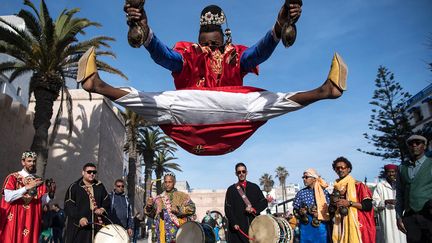 Le nombre de groupes confrériques et de maîtres musiciens ne cesse de s'accroître dans les villages et les grandes villes du Maroc. Les groupes gnaouas forment des associations et organisent des festivals" tout au long de l'année, ce qui "permet aux jeunes générations de découvrir les paroles et les instruments ainsi que les pratiques et rituels liés" à cette culture.&nbsp; &nbsp; &nbsp; (FADEL SENNA / AFP)