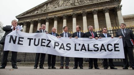 Des d&eacute;put&eacute;s alsaciens ont d&eacute;ploy&eacute; une banderole devant l'Assemblee nationale, contre la cr&eacute;ation d'une tr&egrave;s grande r&eacute;gion Alsace-Lorraine Champagne-Ardenne, le 20 novembre 2014. (  MAXPPP)