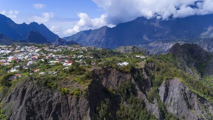 Le parc national du&nbsp;cirque de Cilaos, au centre de l'île de La Réunion. (HAUSER PATRICE / HEMIS.FR / HEMIS.FR)