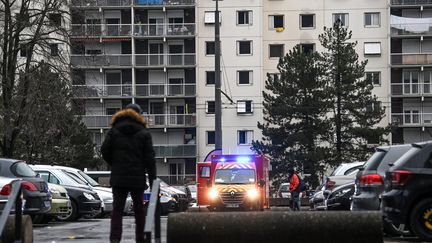 Un véhicule des pompiers dans le quartier où un immeuble a brûlé, dans la nuit du 15 au 16 décembre, à Vaulx-en-Velin (Rhône), faisant 10 morts. (OLIVIER CHASSIGNOLE / AFP)