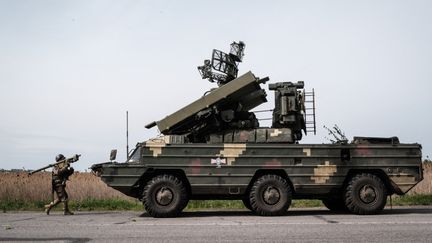 Un soldat ukrainien devant un système de missiles anti-aériens près de Sloviansk, dans l'est de l'Ukraine, le 11 mai 2022. (YASUYOSHI CHIBA / AFP)