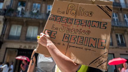 Les participants à la manifestations ont défilé, samedi 3 août 2019 à Nantes, avec des pancartes visant l'action de la police après la morte de Steve Maia&nbsp;Caniço. (FREDERIC SCHEIBER / HANS LUCAS)