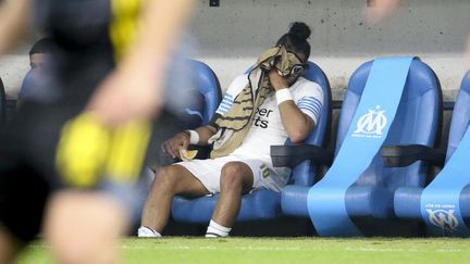 Dimitri Payet se prend la tête après sa sortie sur blessure face au Feyenoord Rotterdam, en demi-finale retour de Ligue Europa conférence, le 5 mai 2022. (JEAN CATUFFE / AFP)