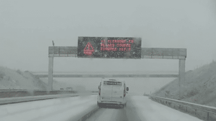 Fait rare, il a abondamment neigé à Bordeaux, en Gironde, mercredi 18 janvier. Au matin, la Normandie s'est laissée surprendre. Ces chutes de neige ont entraîné de grandes perturbations sur les routes.