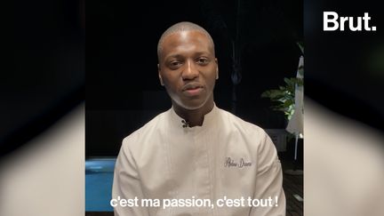 Abdou n’est pas un chef cuisinier comme les autres. Il est chef à domicile. Plusieurs fois par mois, il se rend chez ses clients afin de leur préparer des repas. Aujourd’hui, c’est chez le célèbre footballeur ivoirien Serge Aurier qu’il cuisine, près de Valence.