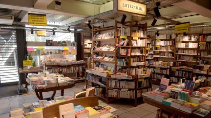 Des rayonnages d'une librairie à Montreuil (Seine-Saint-Denis). Photo d'illustration. (ERIC PIERMONT / AFP)