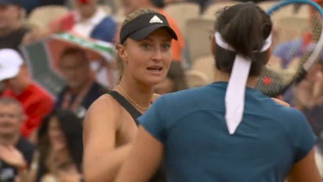 Après une lutte intense, Caroline Garcia et Kristina Mladenovic parviennent à tenir leur break d'avance jusqu'au bout. Les Françaises s'adjugent le 2e set et emmènent Jelena Ostapenko et Lyudmyla Kichenok dans une 3e manche décisive, juste avant l'arrivée de la pluie.