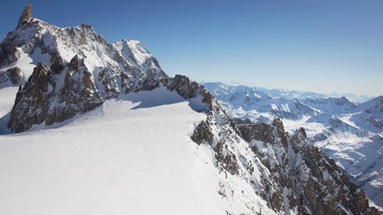 Le sommet enneig&eacute; du Mont-Blanc, le 4 juin 2013. (CULTURA CREATIVE / AFP )