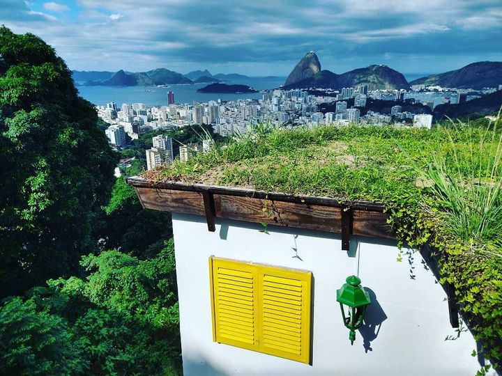 Le toit végétalisé de la Casa 48 sur les hauteurs de Rio de Janeiro, avec vue imprenable sur le Pain de sucre (Casa 48)