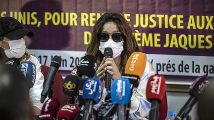 Des femmes marocaines&nbsp;qui ont porté plainte contre Jacques Bouthier s'adressent à des journalistes à Tanger (Maroc), le 17 juin 2022. (FADEL SENNA / AFP)