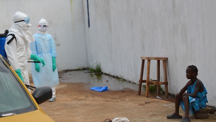 Une fillette pleure la mort de ses parents &agrave; l'ext&eacute;rieur d'un centre de traitement d'Ebola, le 23 septembre 2014 &agrave; Monrovia (Liberia). (ZOOM DOSSO / AFP)