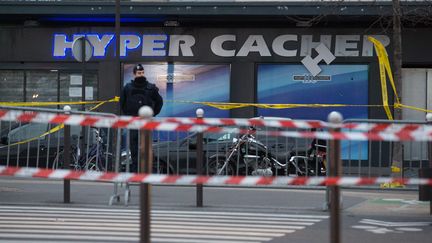 Devant&nbsp;l'&eacute;picerie Casher de la porte de Vincennes, &agrave; Paris, le 10 janvier 2015. (  MAXPPP)