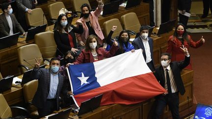 Des parlementaires chiliens célèbrent le vote autorisant les citoyens&nbsp;à puiser dans leur épargne-retraite pour faire face à la crise du coronavirus, jeudi 23 juillet 2020. (FRANCESCO DEGASPERI / AFP)