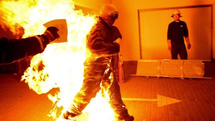 Un pompier bat le record du monde de distance parcourue par une "torche humaine" &agrave; Hambourg (Allemagne) en marchant sur 120 m&egrave;tres, le 16 novembre 2011. (BODO MARKS / EPA / MAXPPP)