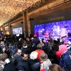 La foule vient admirer les vitrines des grands magasins du boulevard Haussmann &agrave; Paris, dimanche 7 d&eacute;cembre 2014. (MAXPPP)