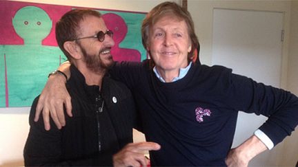 Ringo Starr dans son studio avec Paul McCartney dimanche 19 février, selon un tweet posté par le premier.
 (@ringostarrmusic)