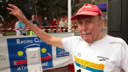 Dans un peu moins de deux semaines aura lieu la 46e édition du Marathon de Paris. Parmi les dizaines de milliers de participants, l'un des coureurs les mieux préparés s'appelle Charly Bancarel. Âgé de 93 ans, le doyen de l'épreuve en sera à sa onzième participation. (France 3)